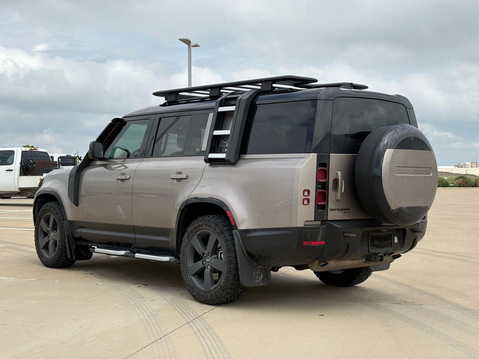 2023 Land Rover Defender 130 X-Dynamic SE