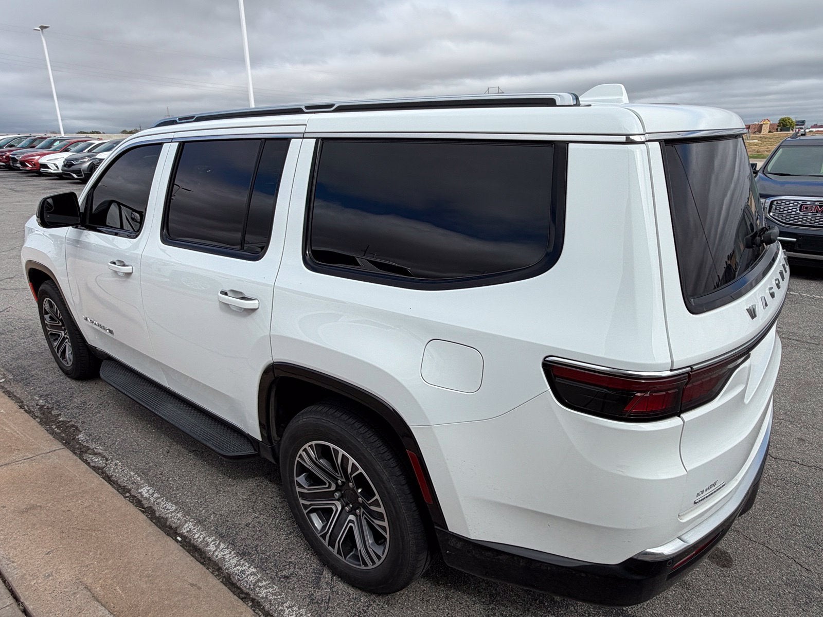2023 Jeep Wagoneer Base