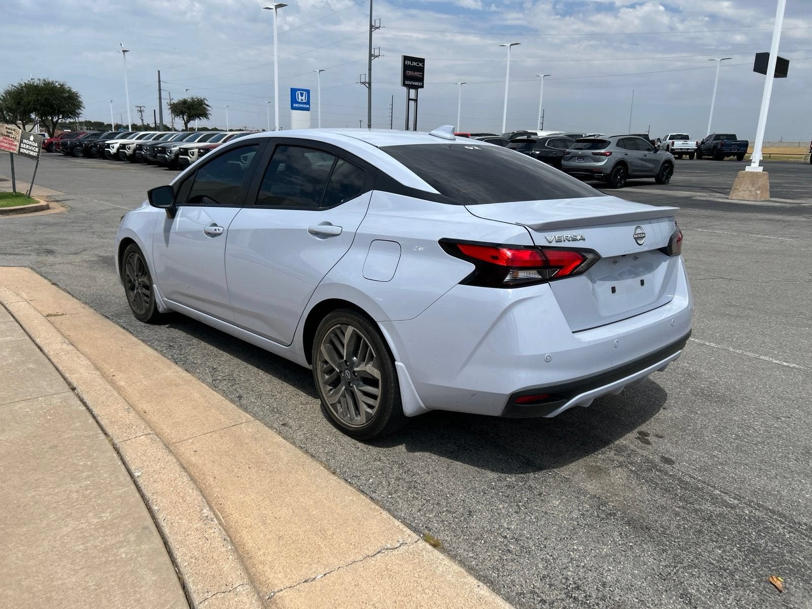 2023 Nissan Versa SR