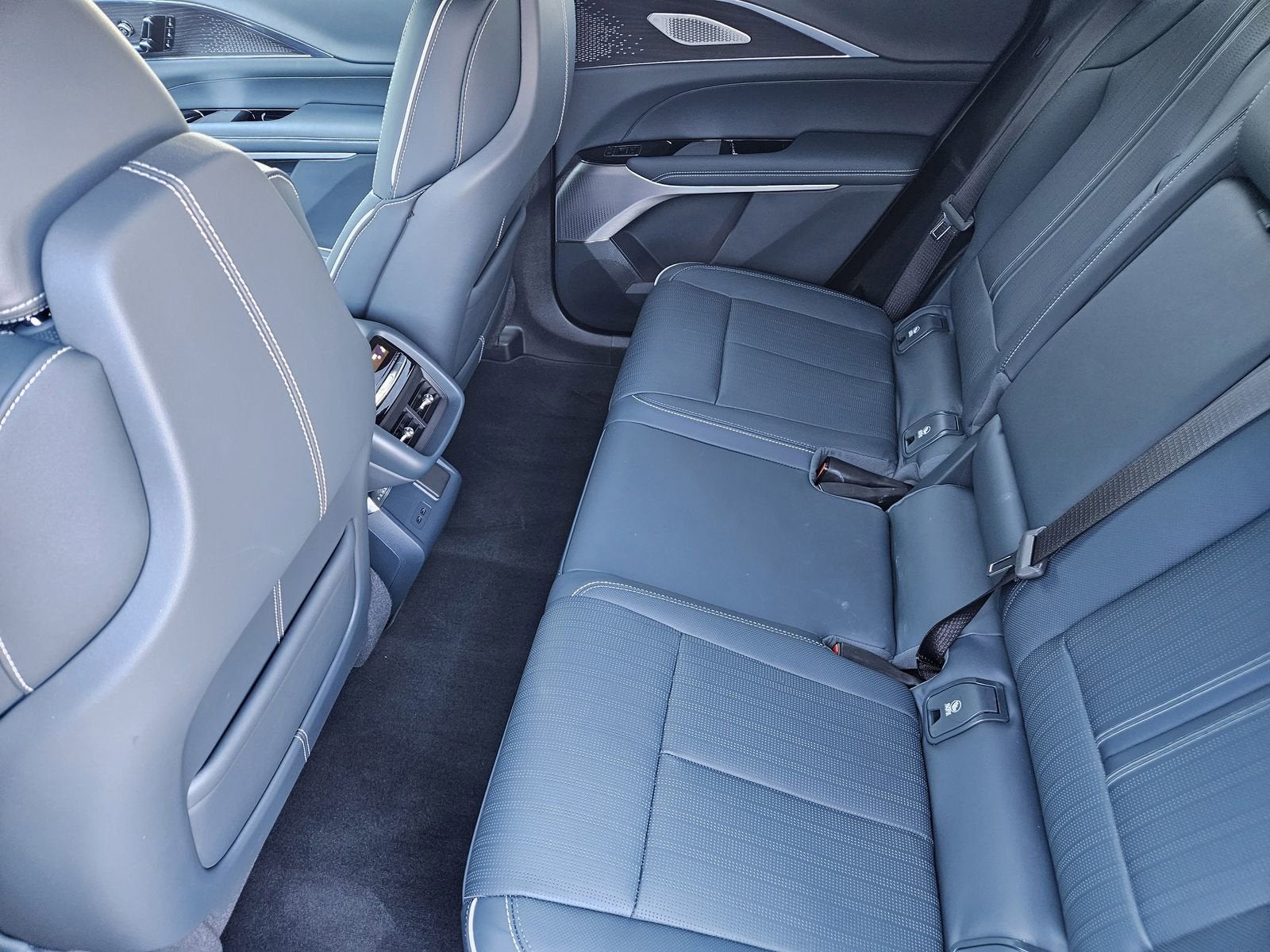 2024 Cadillac LYRIQ Luxury 3